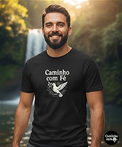 Camiseta Preta Caminho com Fé com modelo