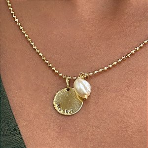 Colar Plaquinha "Seja Luz" Com Pingente De Pérola Tamanho Único Banhado a Ouro 18k
