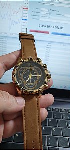 Invicta com pulseira de couro