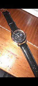 Relogio com pulseira de couro e bem levinho