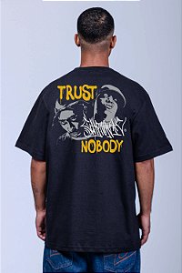 CAMISETA CHRONIC 4265 TRUST NOBODY - PRETA