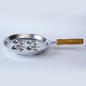 Frigideira para 4 ovos em alumínio batido c/ Cabo de Madeira