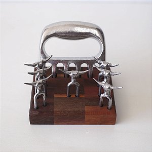 Kit Churrasco Garra de Urso + 7 Garfinhos + Base Madeira