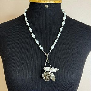 Colar vintage branco pingente de rosa