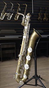 Sax Baritono Suzuki JBBS110GL c/ corpo desplacado e chaves em prata (SEMINOVO) #JBBS110GL-160126