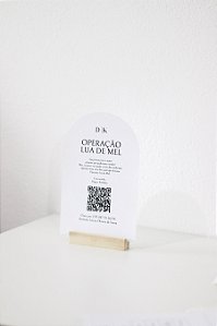 Placa operação lua de mel com apoio de madeira