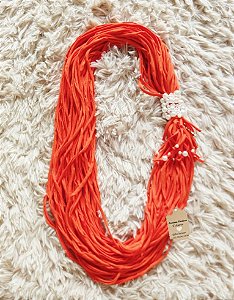 Colar laranja com pérolas