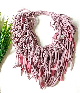 colar rosa com franjas