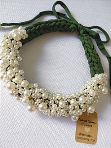 colar verde bordado com perolas