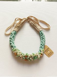 Colar verde agua bordado em perolas