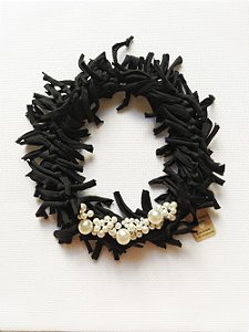 colar preto com franjas e perolas