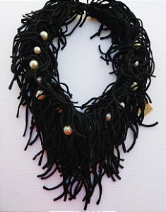 colar preto com franjas e perolas