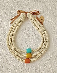 colar triplo com resina