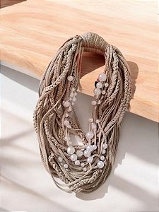 Colar bege com pérolas