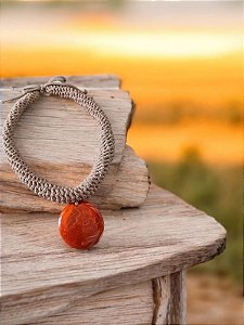 colar bege com pingente laranja