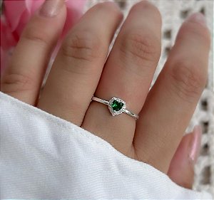 Anel solitário pedra coração verde cravejado