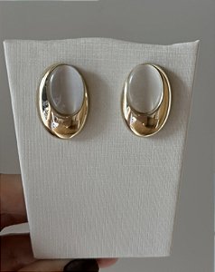Brinco Oval Madrepérola Banho Ouro