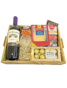 Cesta de Vinho Reservado com Ferrero