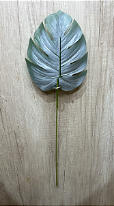 Folha Artificial de Costela-de-Adão Pequena – Ref. 1382-24 (versão menor) Folha média com textura natural e tom de verde