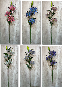 Galho Artificial de Lírios – Ref. 93160 Galho com flores grandes e realistas, pétalas com leve degradê e botão fechado n