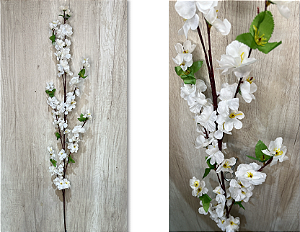 Galho Artificial de Flor de Cerejeira – Ref. 71039 Galho longo com flores brancas delicadas e folhagem verde. Ideal para