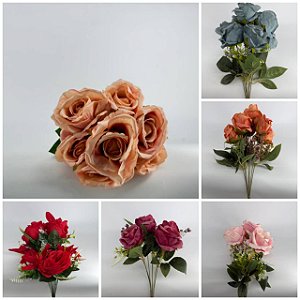Buquê Artificial de Rosas – Ref. 93072 Rosas grandes e realistas com folhagem verde natural. Cores: Pêssego, Azul, Roxo,