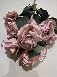 Buquê Artificial de Rosas – Ref. 780004 Buquê com rosas grandes e realistas, pétalas aveludadas e folhagem verde detalha