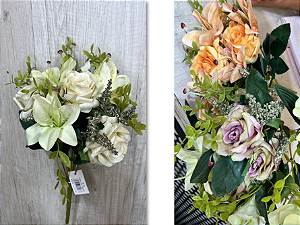 Buquê Artificial de Lírios e Rosas – Ref. 780007 Flores mistas com pétalas realistas e folhagem verde com detalhes de mo