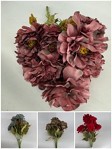 Buquê Artificial de Dália – Ref. 93067 Flores grandes e cheias, com pétalas em camadas e folhagem verde natural. Cores: