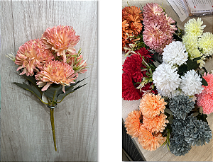 Buquê Artificial de Dália – Ref. 93038 Flores volumosas com pétalas detalhadas e folhagem verde. Cores: Pêssego, Vermelh