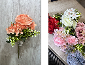 Buquê Artificial de Rosas e Dálias – Ref. 93069 Flores com pétalas delicadas e botões verdes, acabamento realista e folh