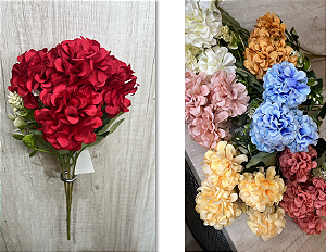 Buquê Artificial de Hortênsias – Ref. 94025 Flores volumosas com acabamento realista e folhagem verde. Cores: Vermelho,