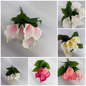 Buquê Artificial de Copos-de-Leite – Ref. 93167 Flores grandes com acabamento realista e folhagem verde. Cores: Branco,