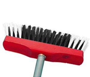 Vassoura Pelo Sintético 30cm Base Madeira