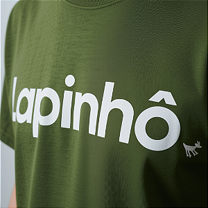 T-Shirt Estonada Unissex • VERDE com escrita BRANCA “Lapinhô”