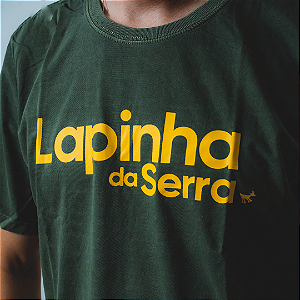 T-Shirt Estonada Unissex • VERDE com escrita MOSTARDA “Lapinha da Serra”