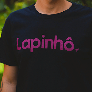 T-Shirt Estonada Unissex • PRETA com escrita BORDÔ “Lapinhô”