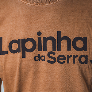 T-Shirt Estonada Unissex • MARROM CLARA com escrita MARROM ESCURO “Lapinha da Serra”