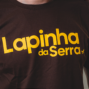 T-Shirt Estonada Unissex • MARROM ESCURO com escrita MOSTARDA “Lapinha da Serra”