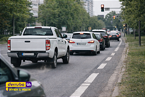 211 - Ultrapassar veículos em fila, parados em sinal luminoso, ou qualquer obstáculo