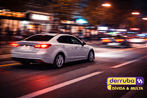 218 - Ⅲ – Transitar em velocidade superior a 50% da máxima permitida