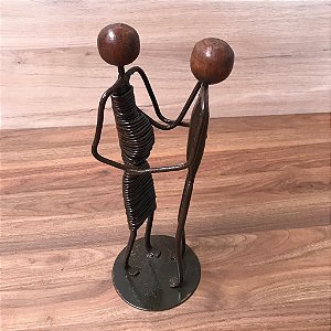 Escultura de Ferro Homem com Mulher Gravida