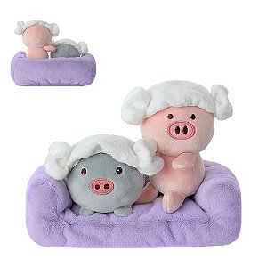 DOIS PORQUINHOS DE PELUCIA NO SOFA