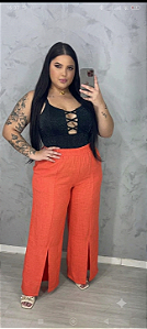 Calça pantalona com fendas