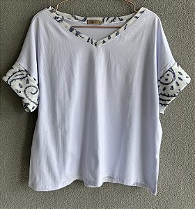 Blusa gola V manga estampada