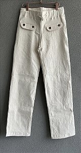 Calça de Sarja reta com lapela e ilhós