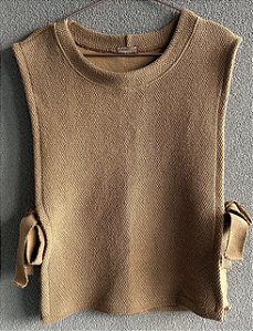 Colete tricot gola redonda com amarração