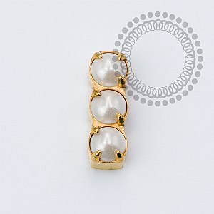 TN2284 Topo Barrinha 3 Pérolas Titânio PVD Gold