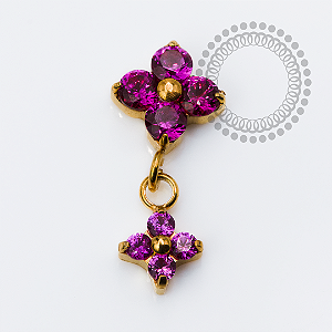 TN2443 Topo Trevo Rubi Pingente Push Pin Titânio PVD Gold