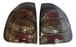Par Lanterna Traseira Corsa Sedan 99/10 Fumê Original Ambos Lados Tricolor